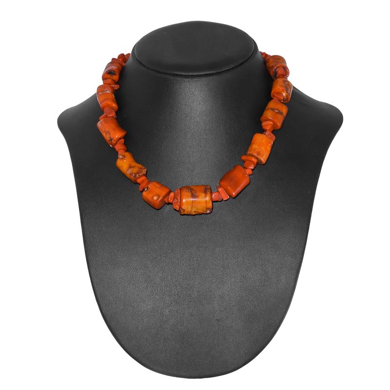 Collana in corallo rosso con grani tubolari e chiusura in metallo argentato