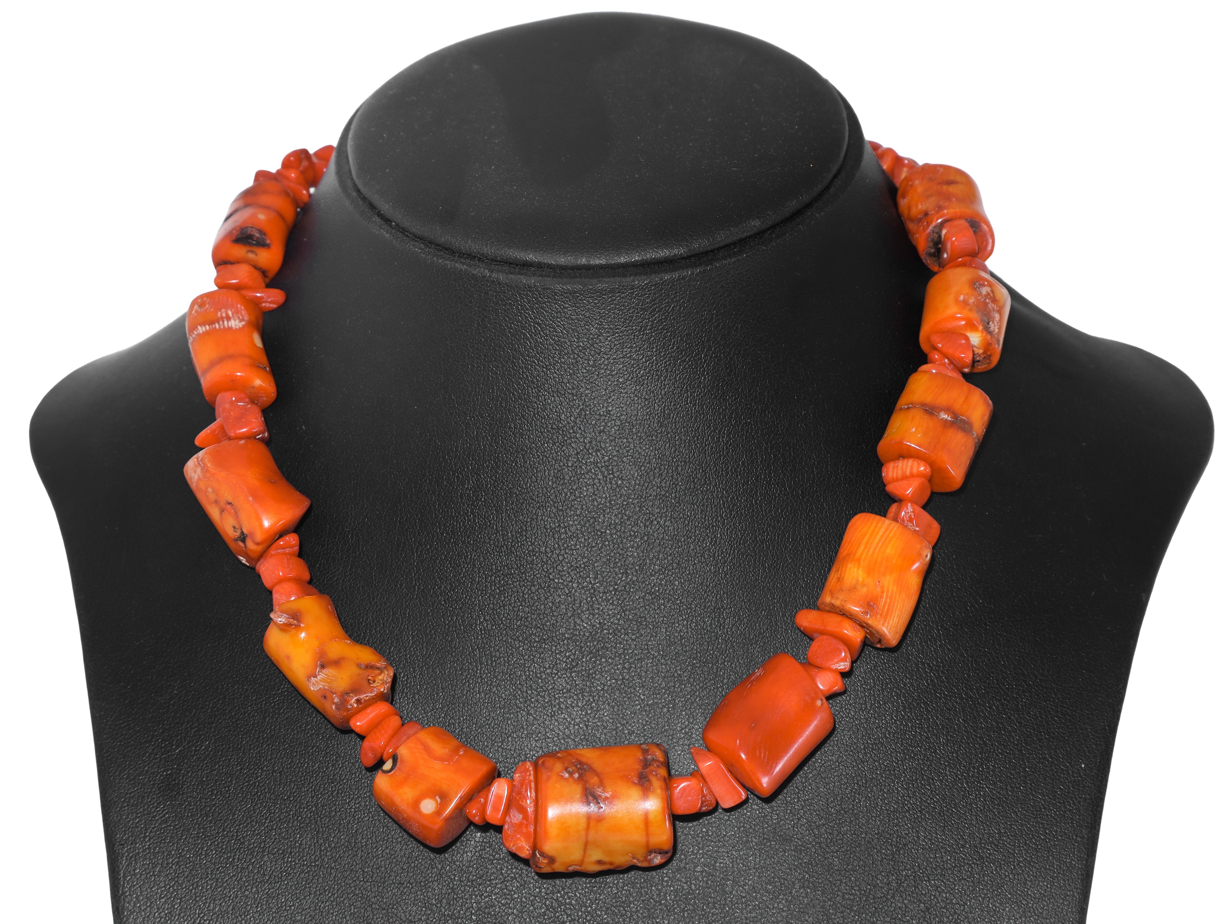 Collana in corallo rosso con grani tubolari e chiusura in metallo argentato