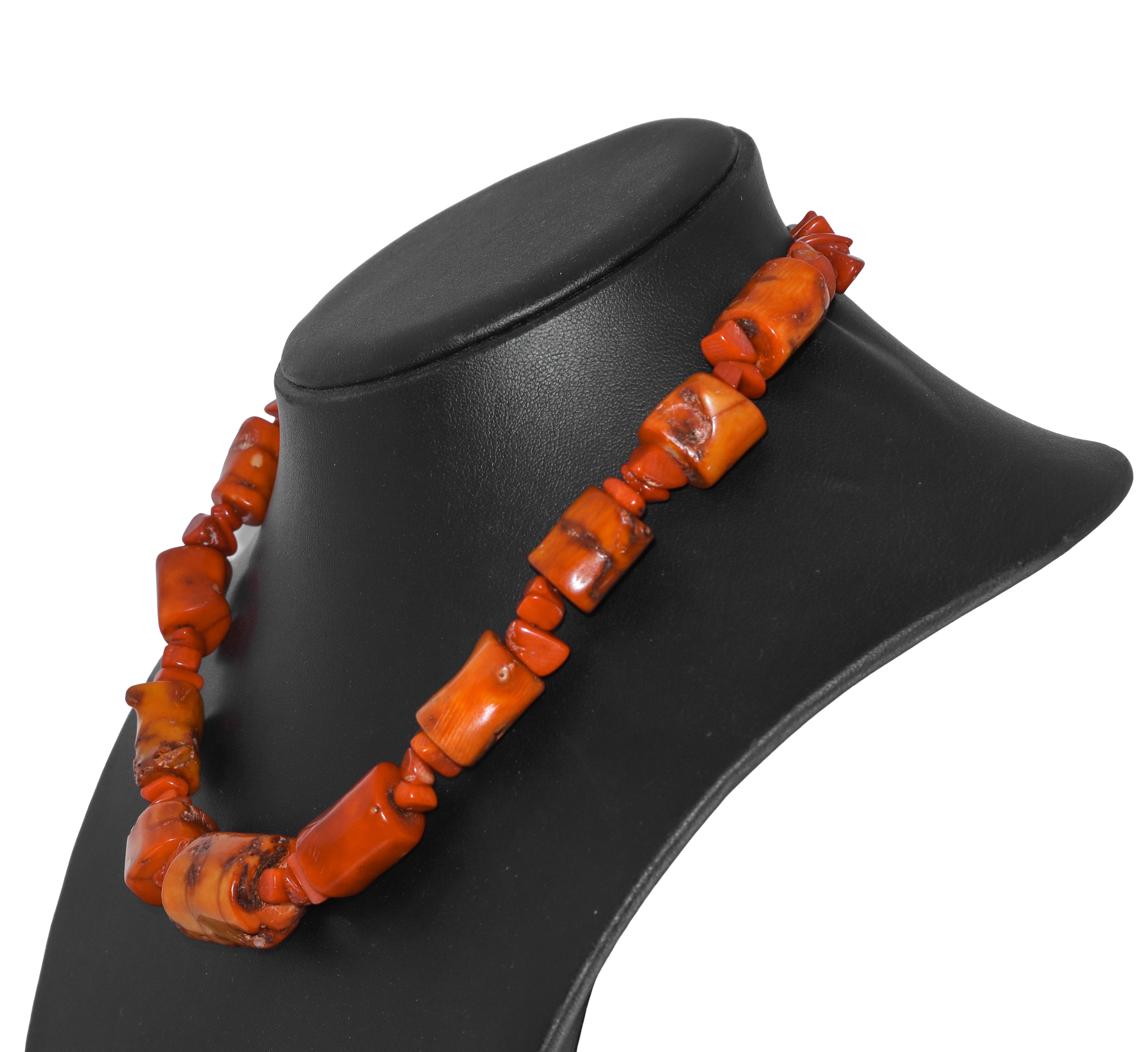 Collana in corallo rosso con grani tubolari e chiusura in metallo argentato