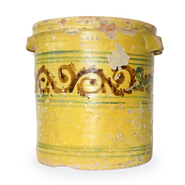 Grande cilindro in maiolica di Caltagirone con manici decorato in blu e manganese su fondo giallo