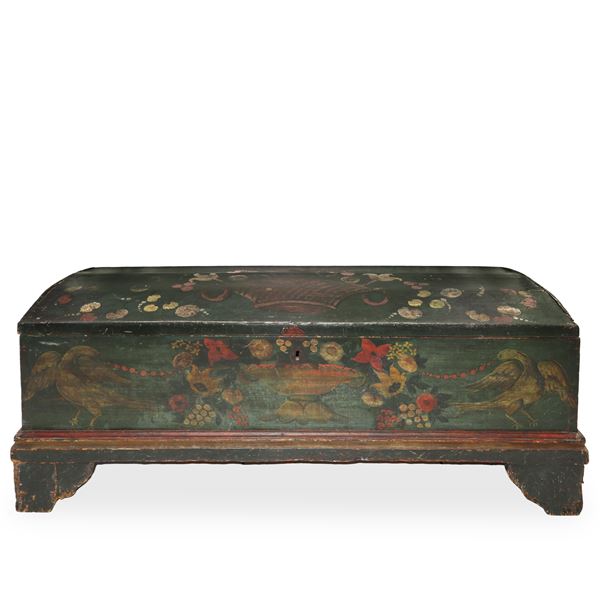 Cassapanca in legno verde laccata e dipinta con motivi floreali sul fronte e sui lati
