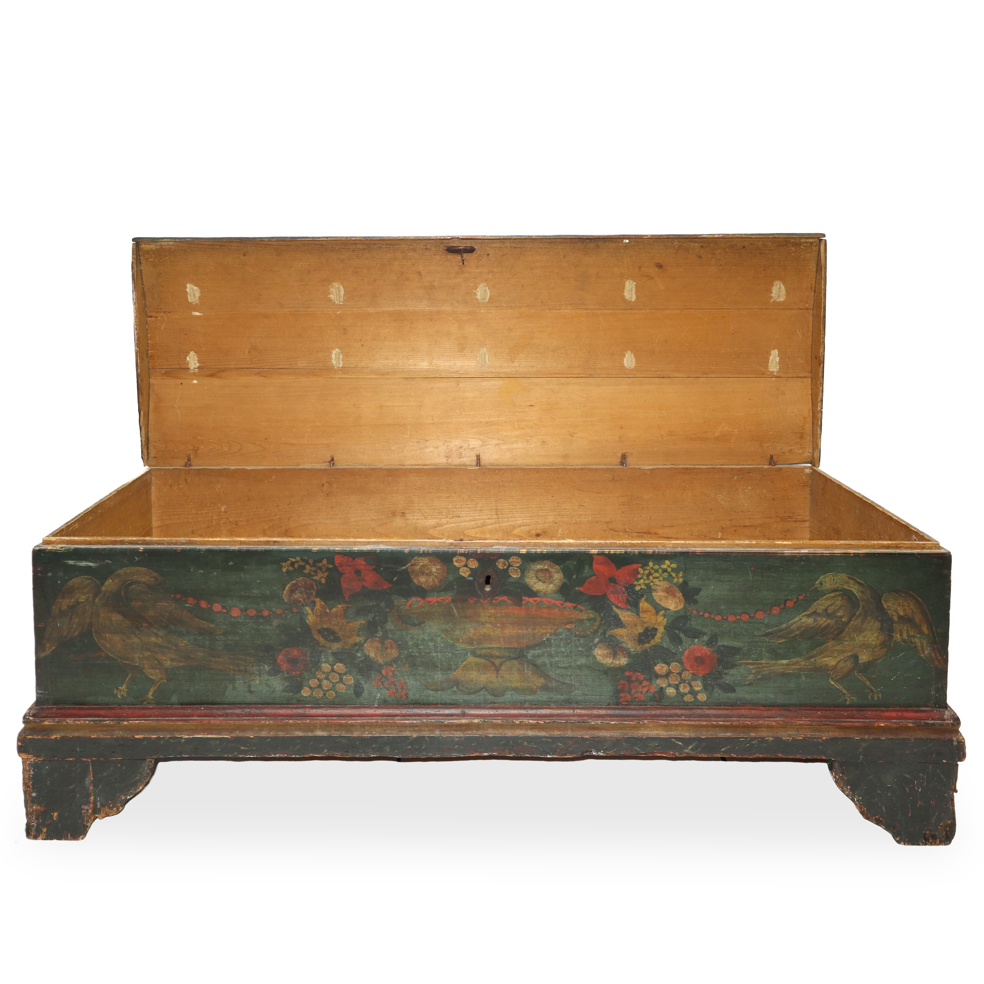 Cassapanca in legno laccato verde con motivi floreali, XVIII secolo