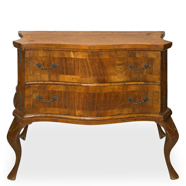 Cassettone a due cassetti con maniglieria e piccoli bronzi applicati ai lati e piedi a cabriol