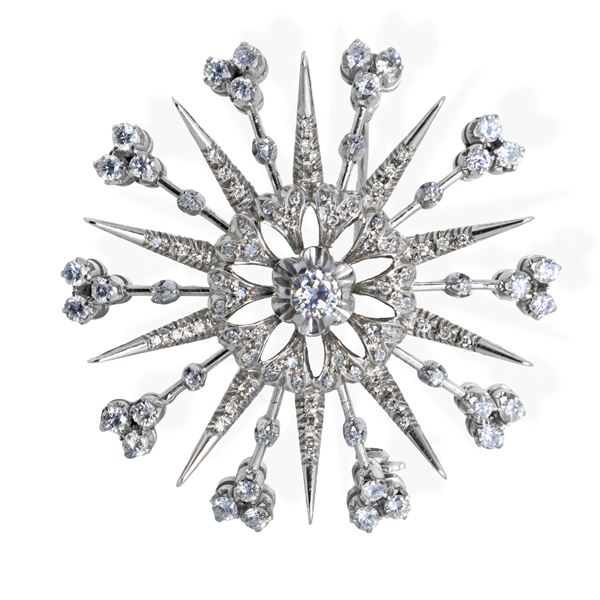 Spilla a stella in oro bianco con diamanti taglio brillante