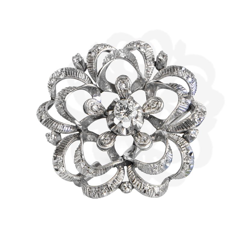 Spilla a fiore in oro bianco con brillante centrale e scaglie di brillanti