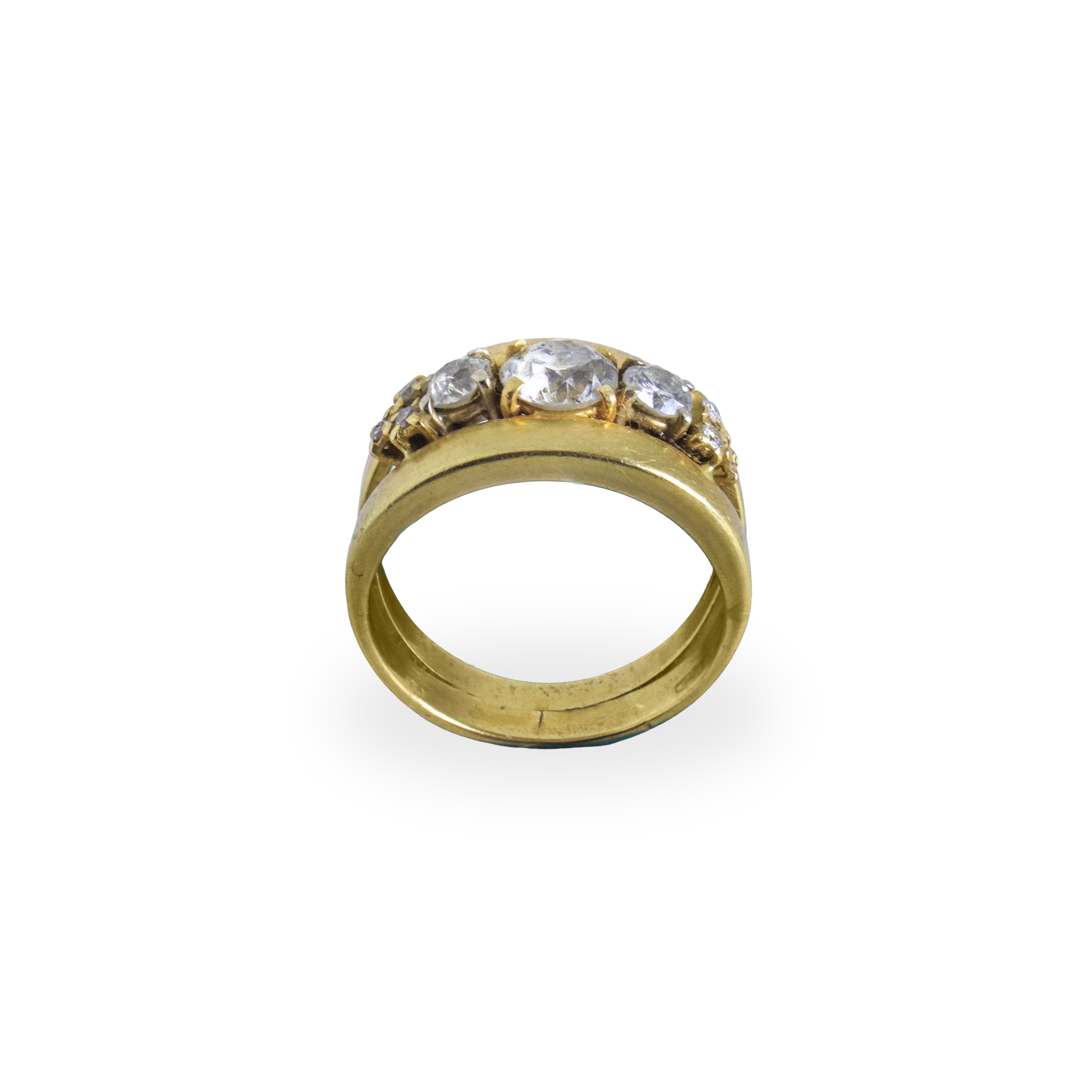 Anello a fascia in oro giallo con 3 brillanti centrali