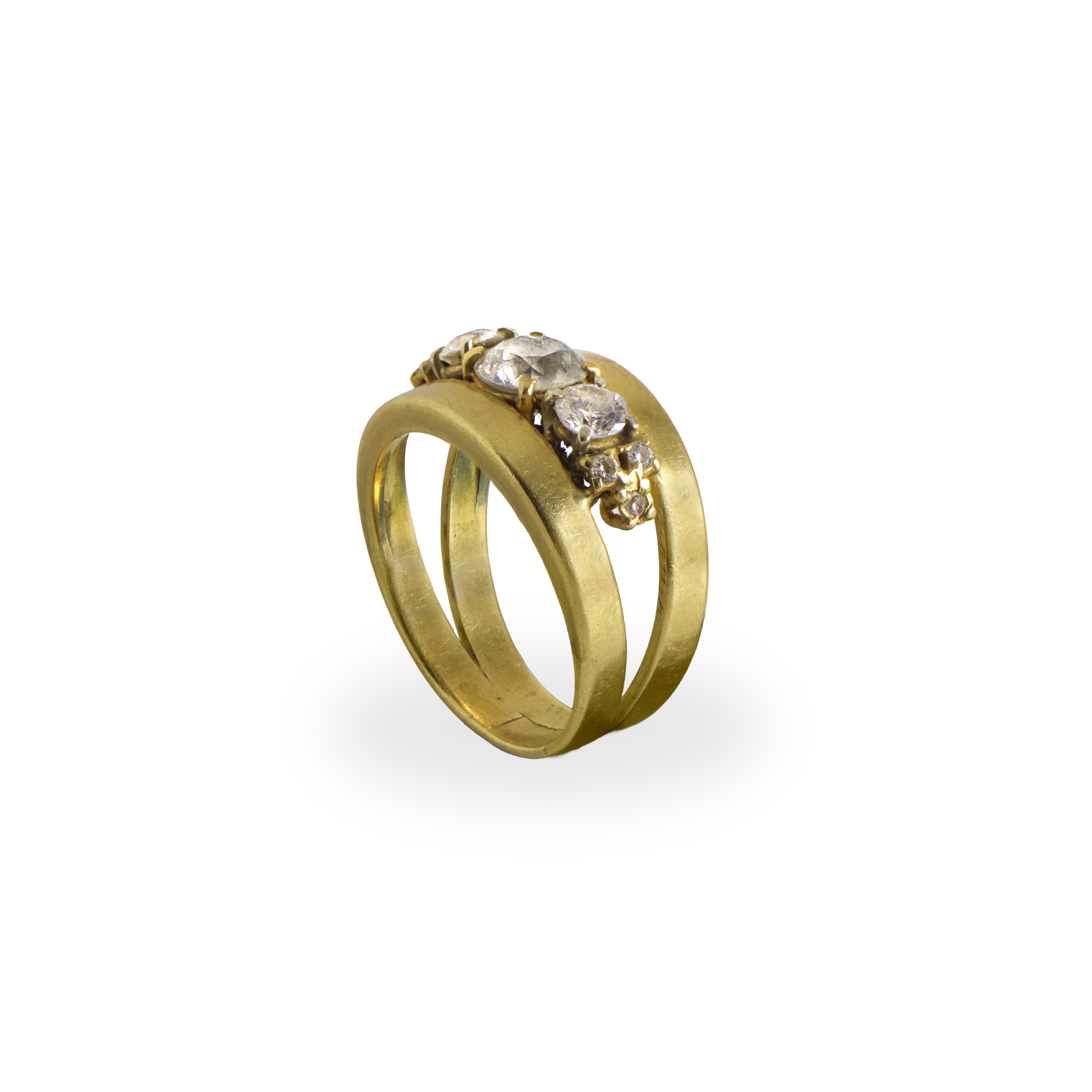 Anello a fascia in oro giallo con 3 brillanti centrali