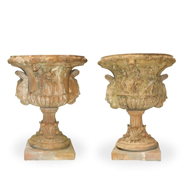 Coppia di vasi in terracotta a cratere con motivi neoclassici