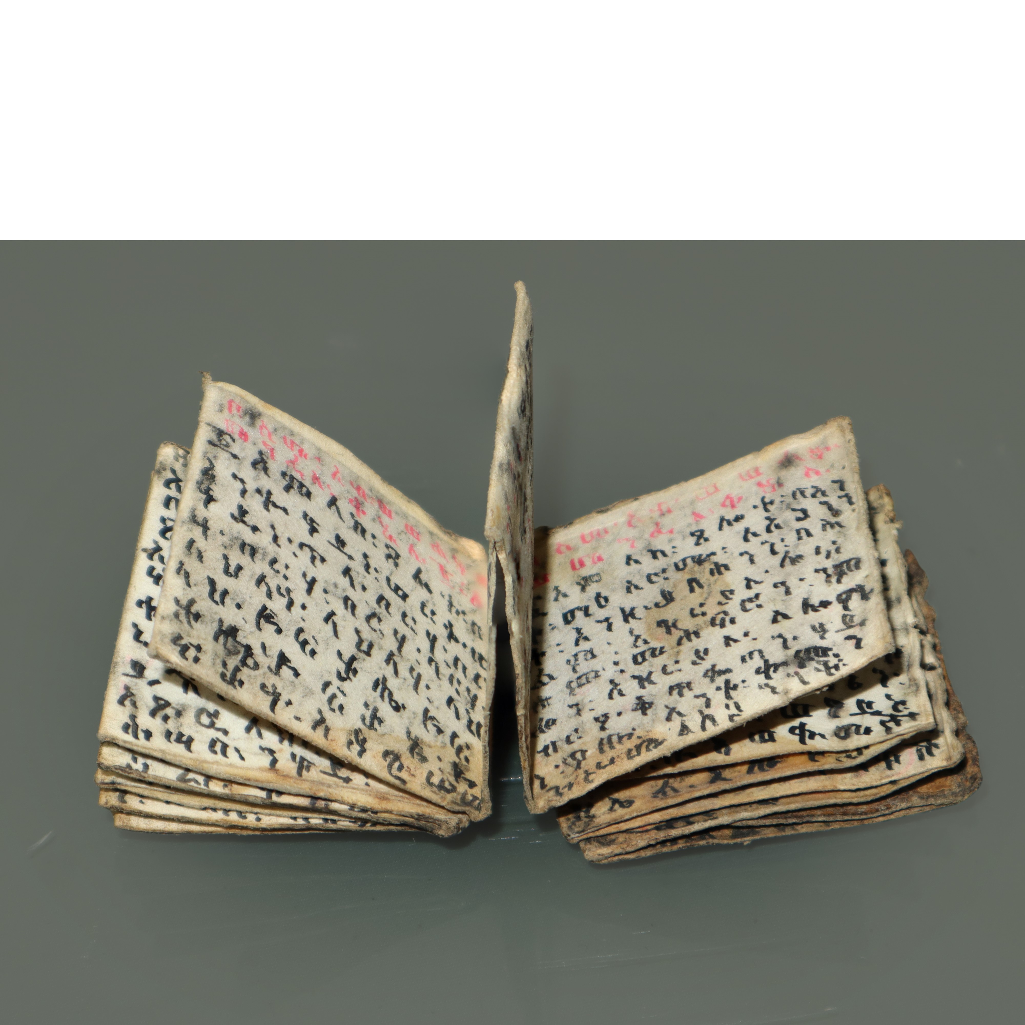 Antico libro in pergamena con disegni ed iscrizioni su entrambe le facciate in lingua copto ge'ez...