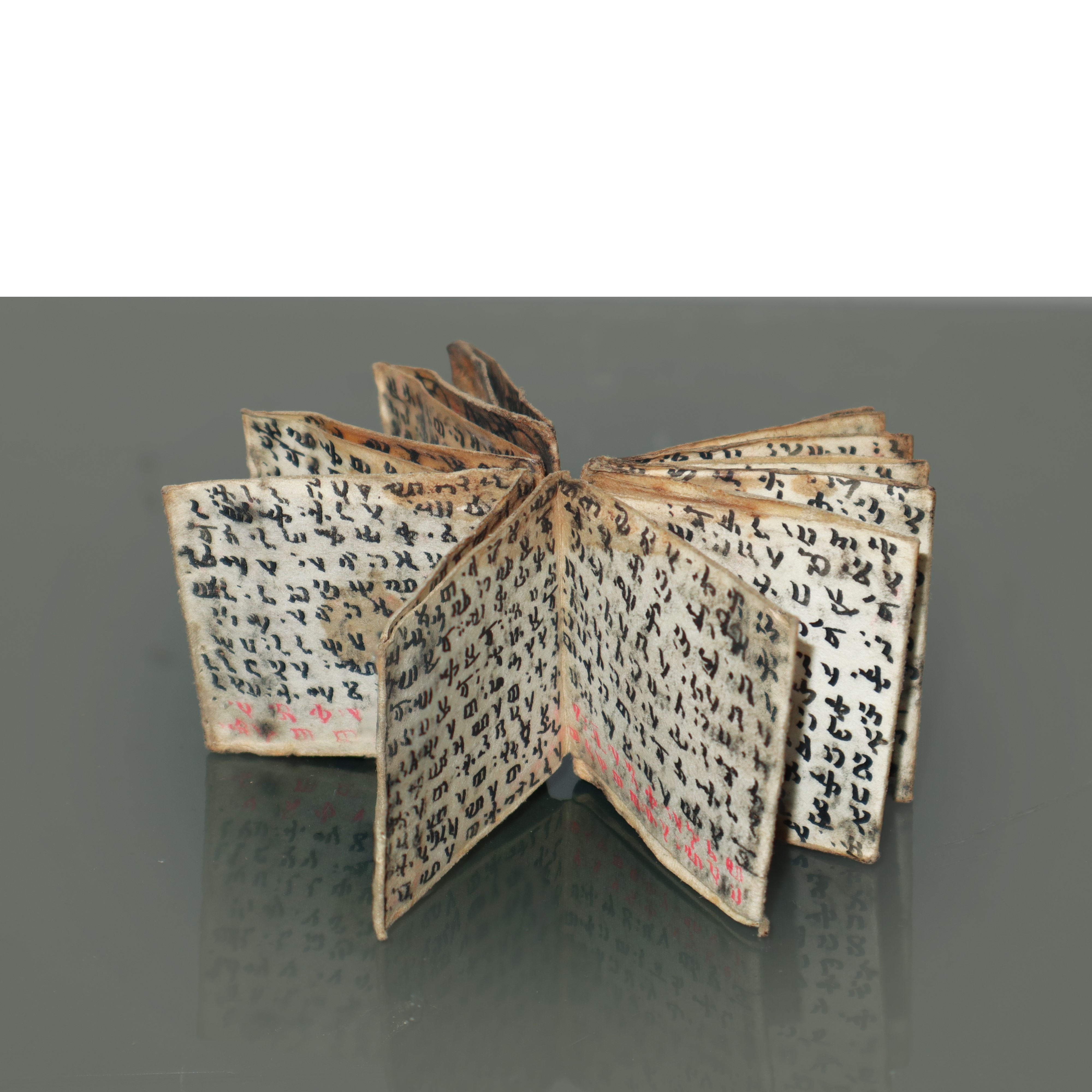 Antico libro in pergamena con disegni ed iscrizioni su entrambe le facciate in lingua copto ge'ez...