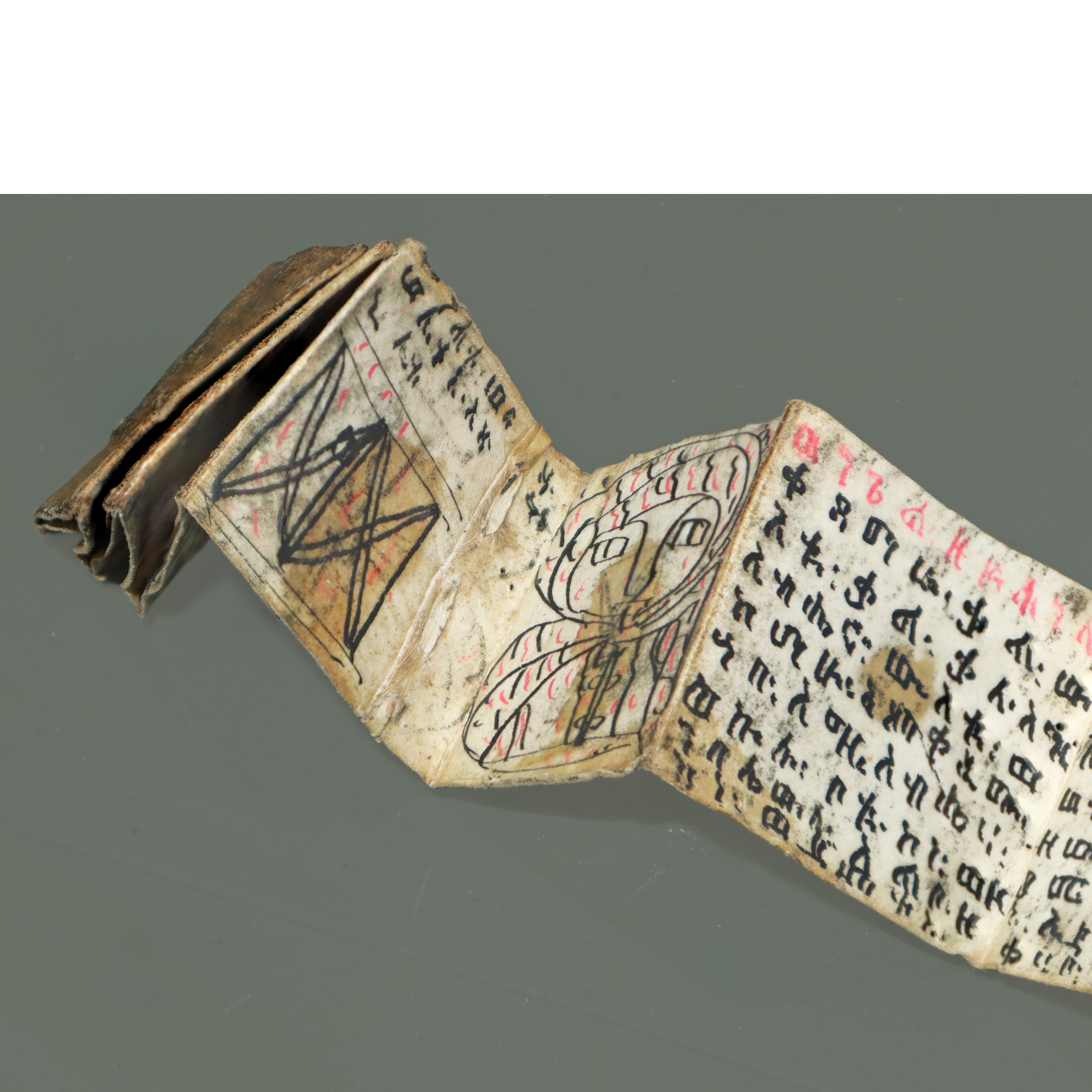 Antico libro in pergamena con disegni ed iscrizioni su entrambe le facciate in lingua copto ge'ez...