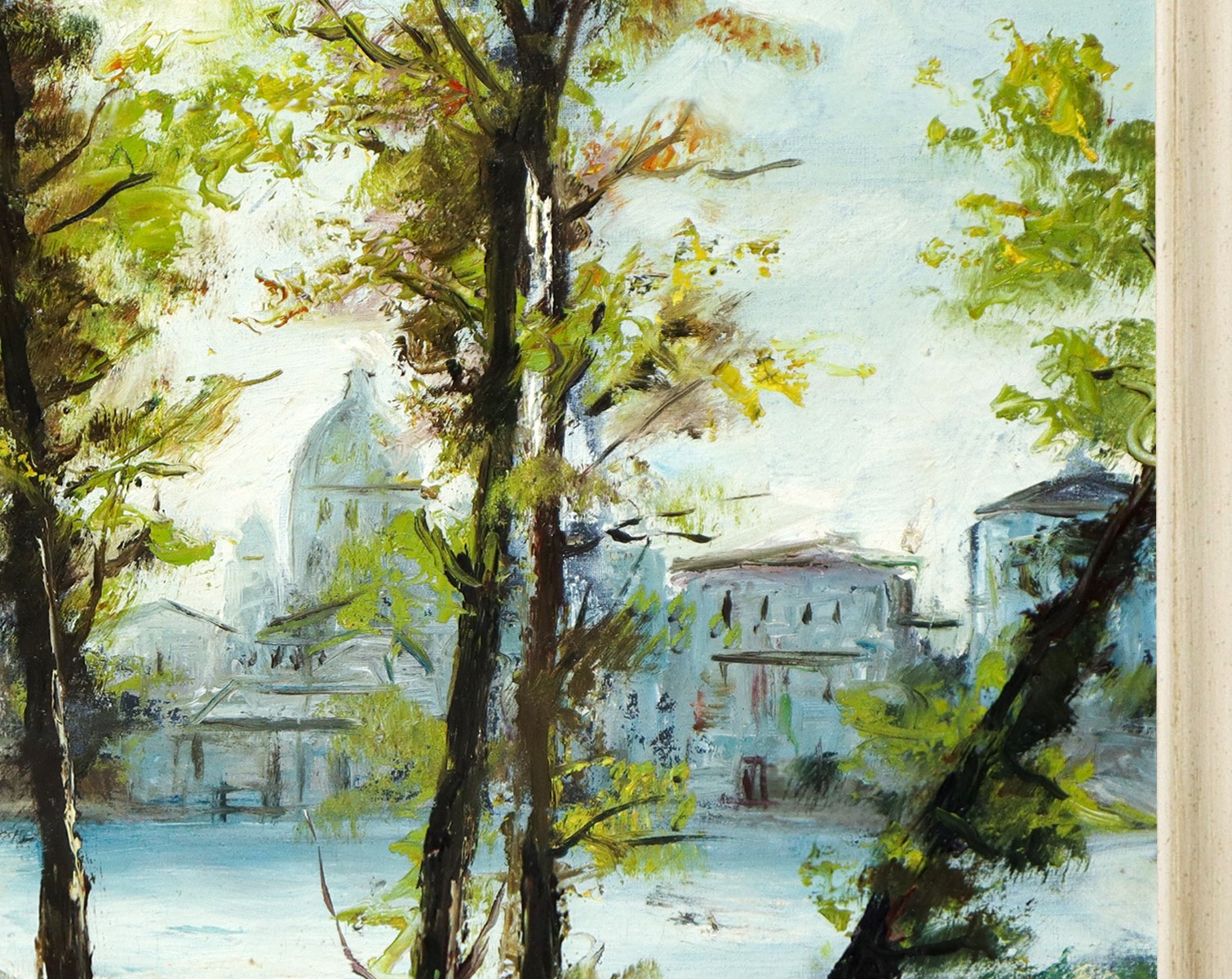 Veduta di Paese con Specchio D'acqua e Alberi