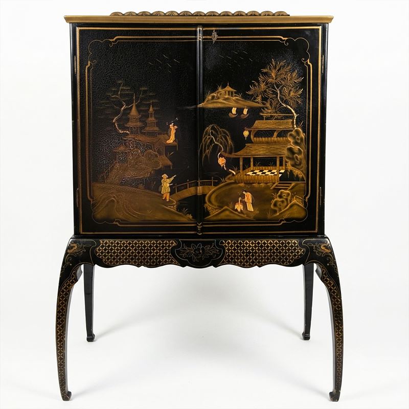 Cabinet laccato nero dipinto al fronte con cineserie, misure h 135 x 93 x 42 cm