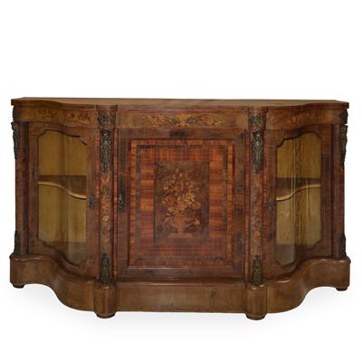 Etagere del XIX secolo con sportello centrale e vetri laterali decorati