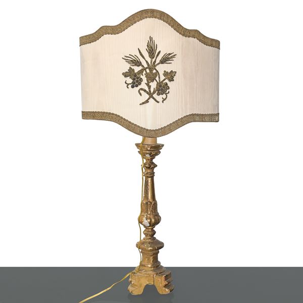 Gilded wooden lamp with tripod base 