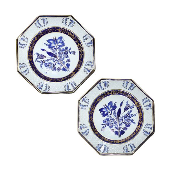 Coppia di piatti da muro ottagonali in ceramica di Bassano con decori floreali blu e dorati