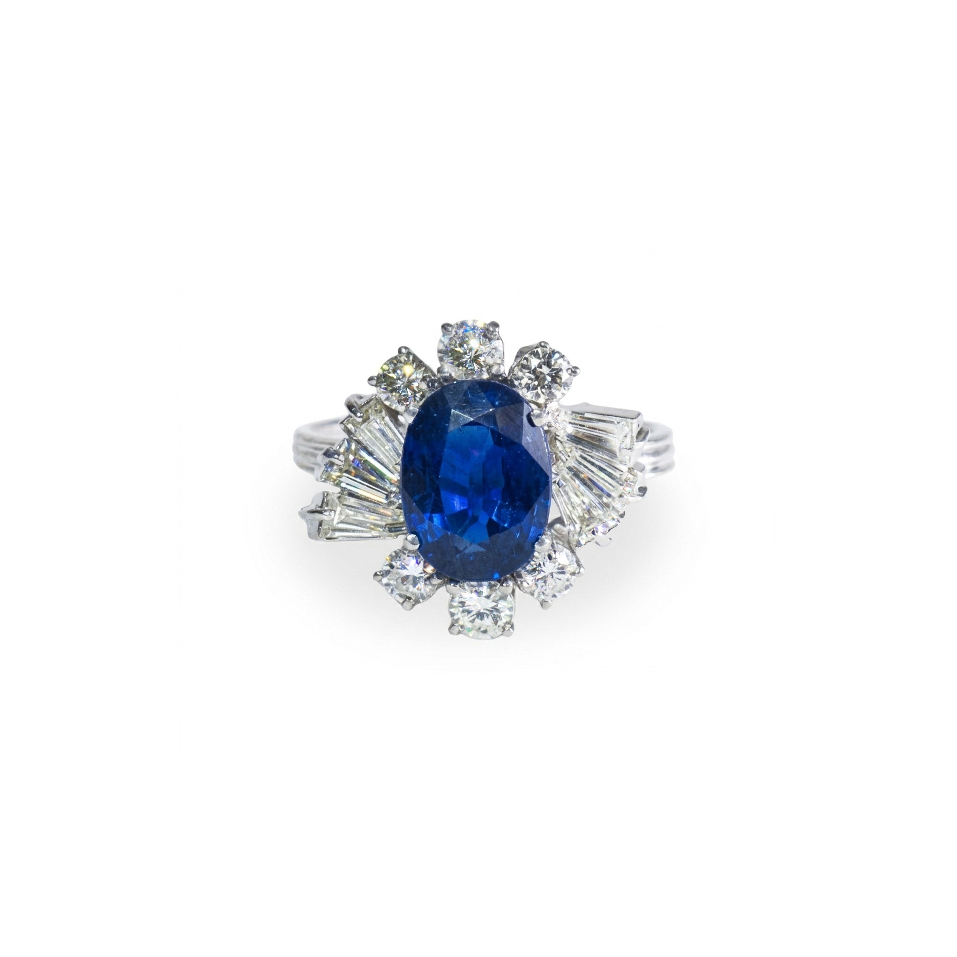 Anello in oro bianco con zaffiro centrale e fascia di diamanti (baguette e rotondi)