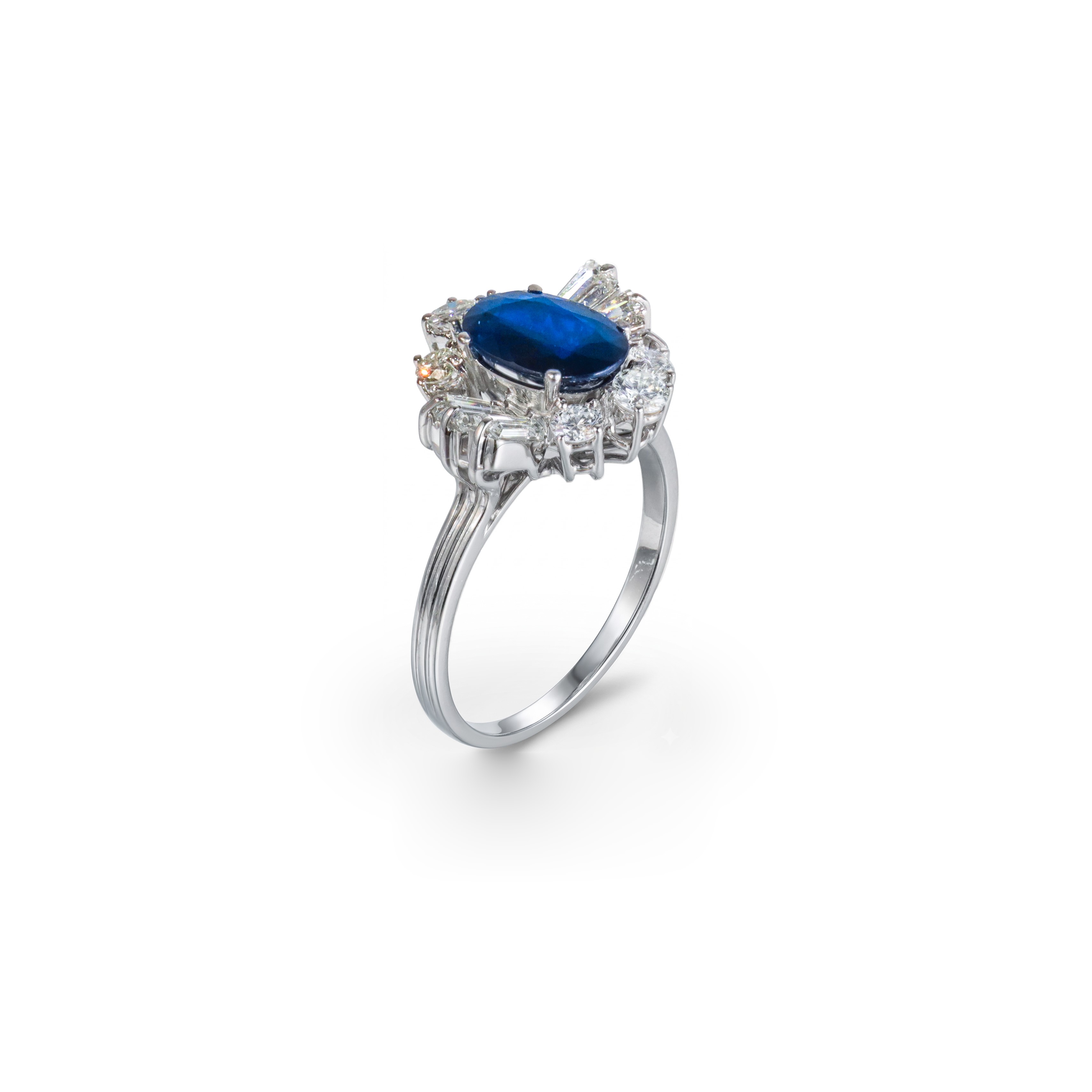 Anello in oro bianco con zaffiro centrale e fascia di diamanti (baguette e rotondi)