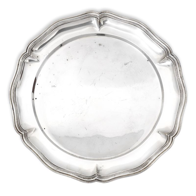 Vassoio rotondo in argento 800 con bordo smerlato