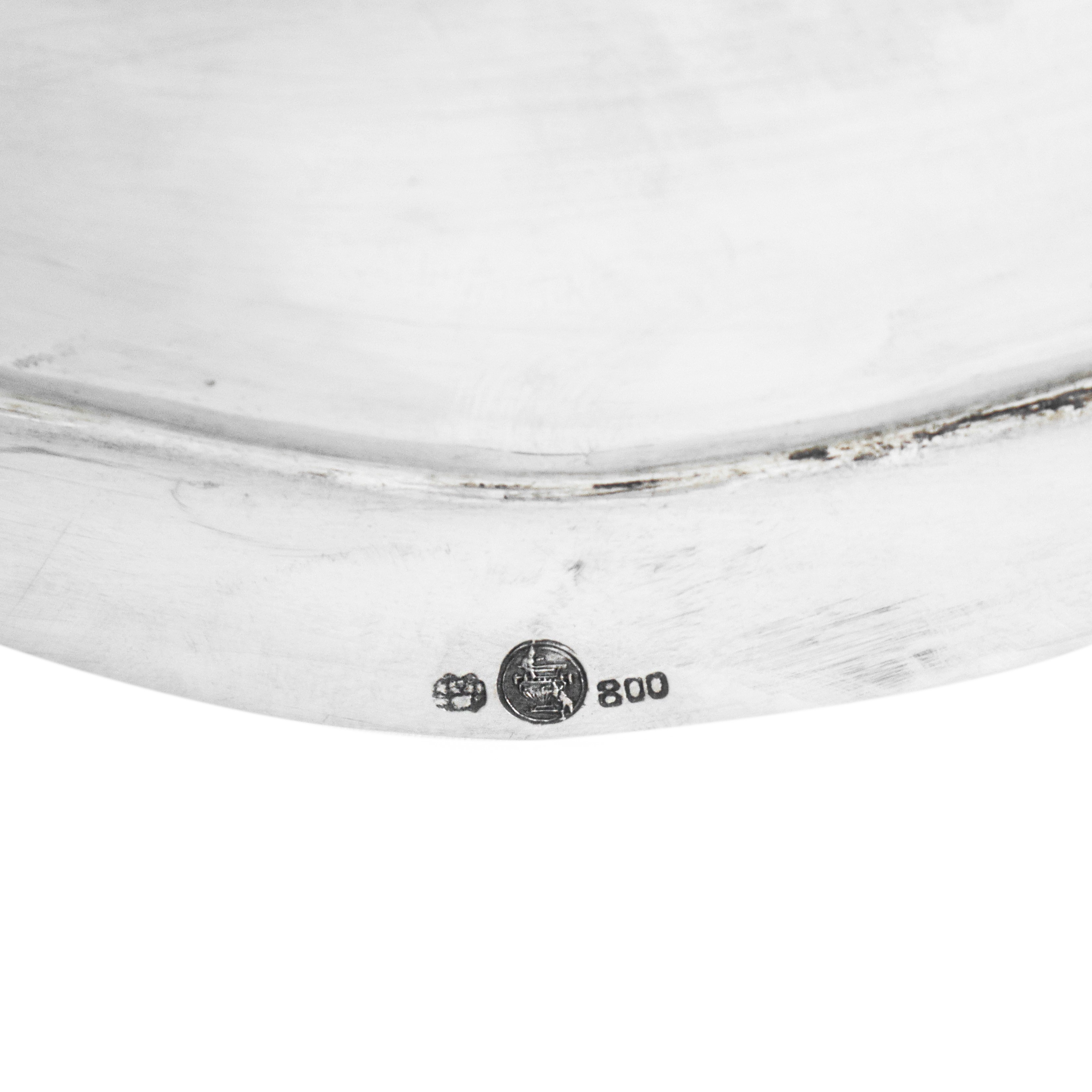 Vassoio rotondo in argento 800 con bordo smerlato