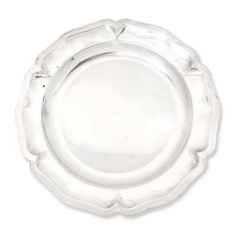 Vassoio rotondo in argento 800 con bordo smerlato