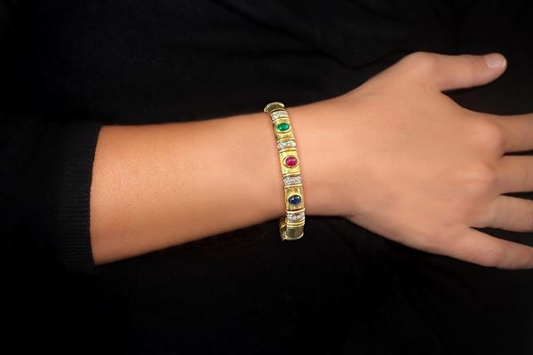 Bracciale in oro giallo 750, rigido con pietre, rubino, zaffiro e smeraldo e diamanti taglio brillante .
