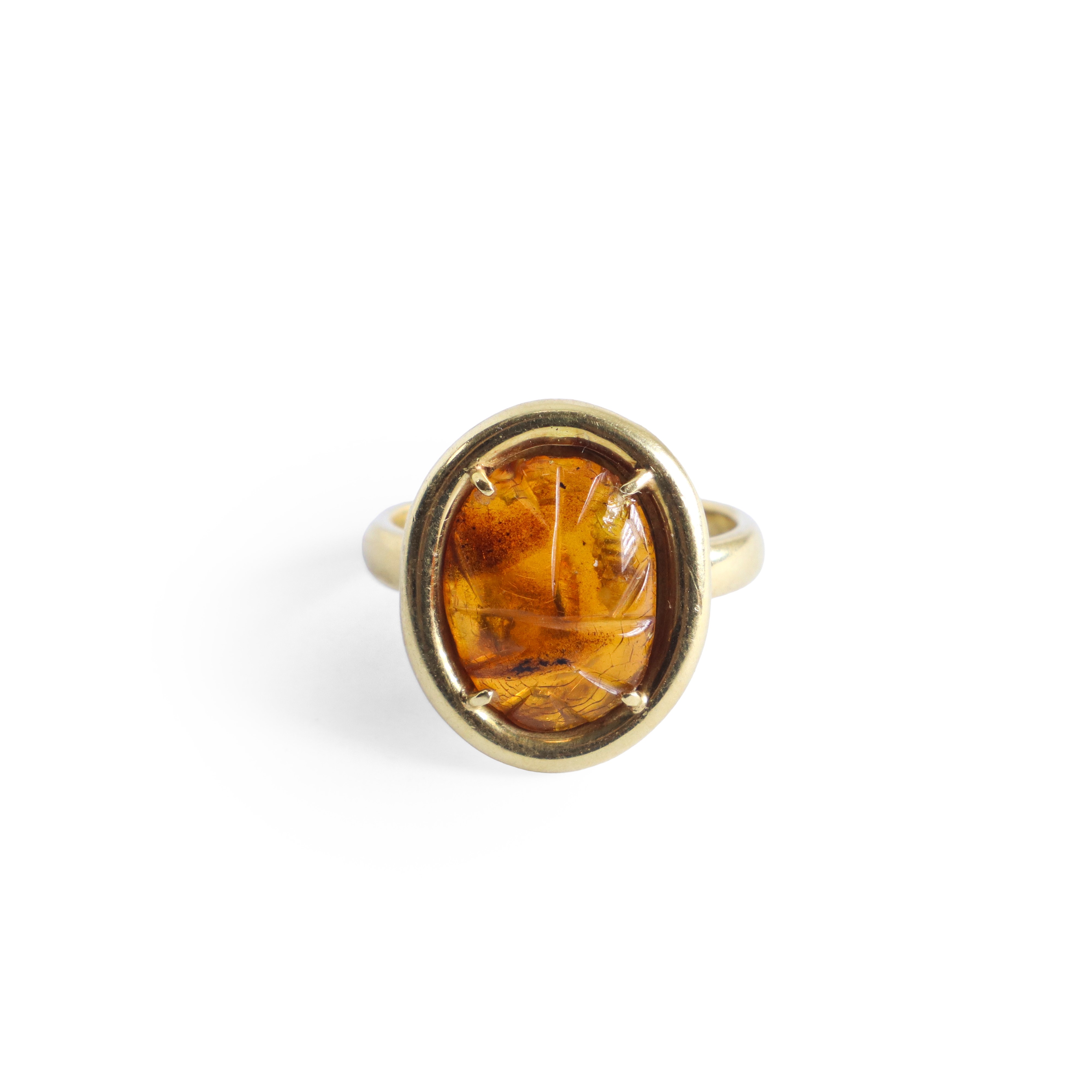 Anello in oro giallo in pasta di ambra a guisa di scarabeo