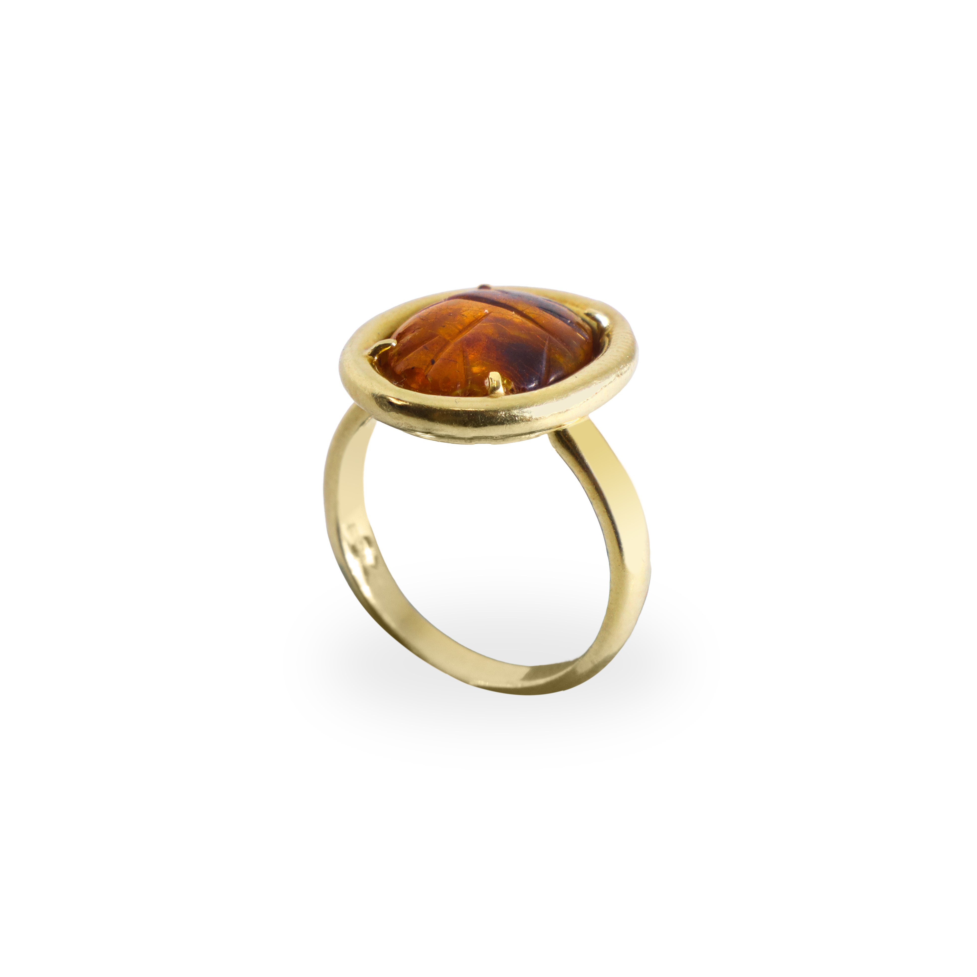 Anello in oro giallo in pasta di ambra a guisa di scarabeo