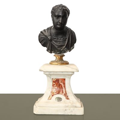 Personaggio romano, scultura in bronzo a cera persa su base in marmo, XVIII secolo