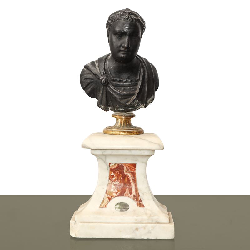 Personaggio romano, scultura in bronzo a cera persa su base in marmo, XVIII secolo