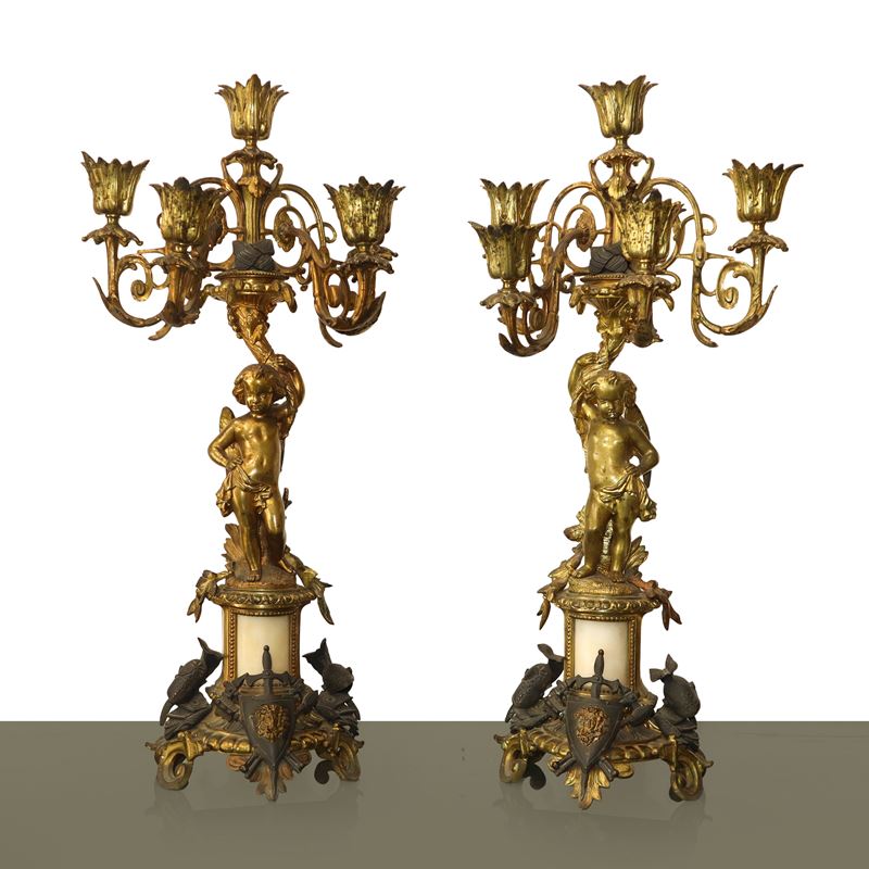 Candelabri a 5 Luci in Metallo Dorato Ad Ormulu con Base Ornata con Elmi e Putto Alato a Sostegno