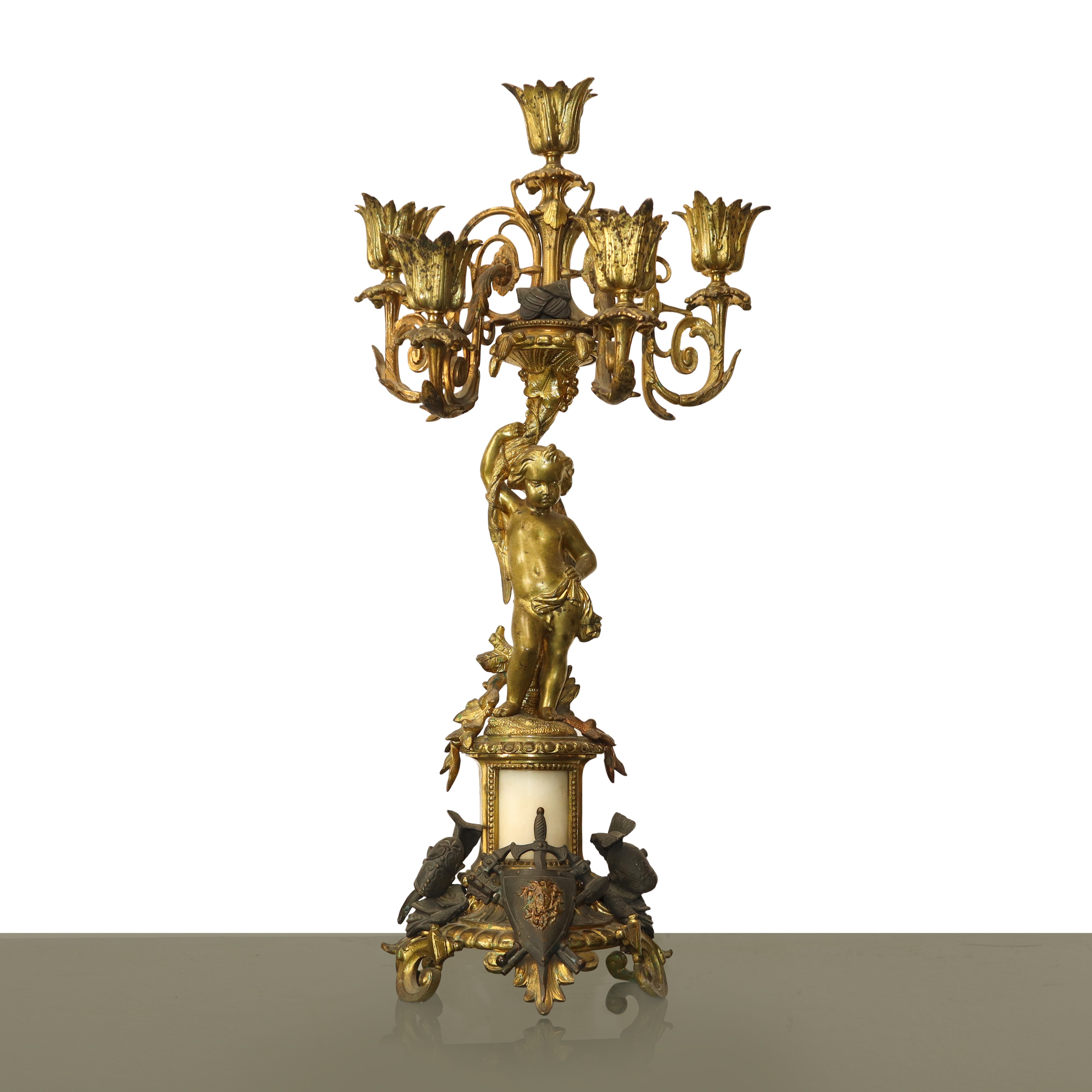 Candelabri a 5 Luci in Metallo Dorato Ad Ormulu con Base Ornata con Elmi e Putto Alato a Sostegno