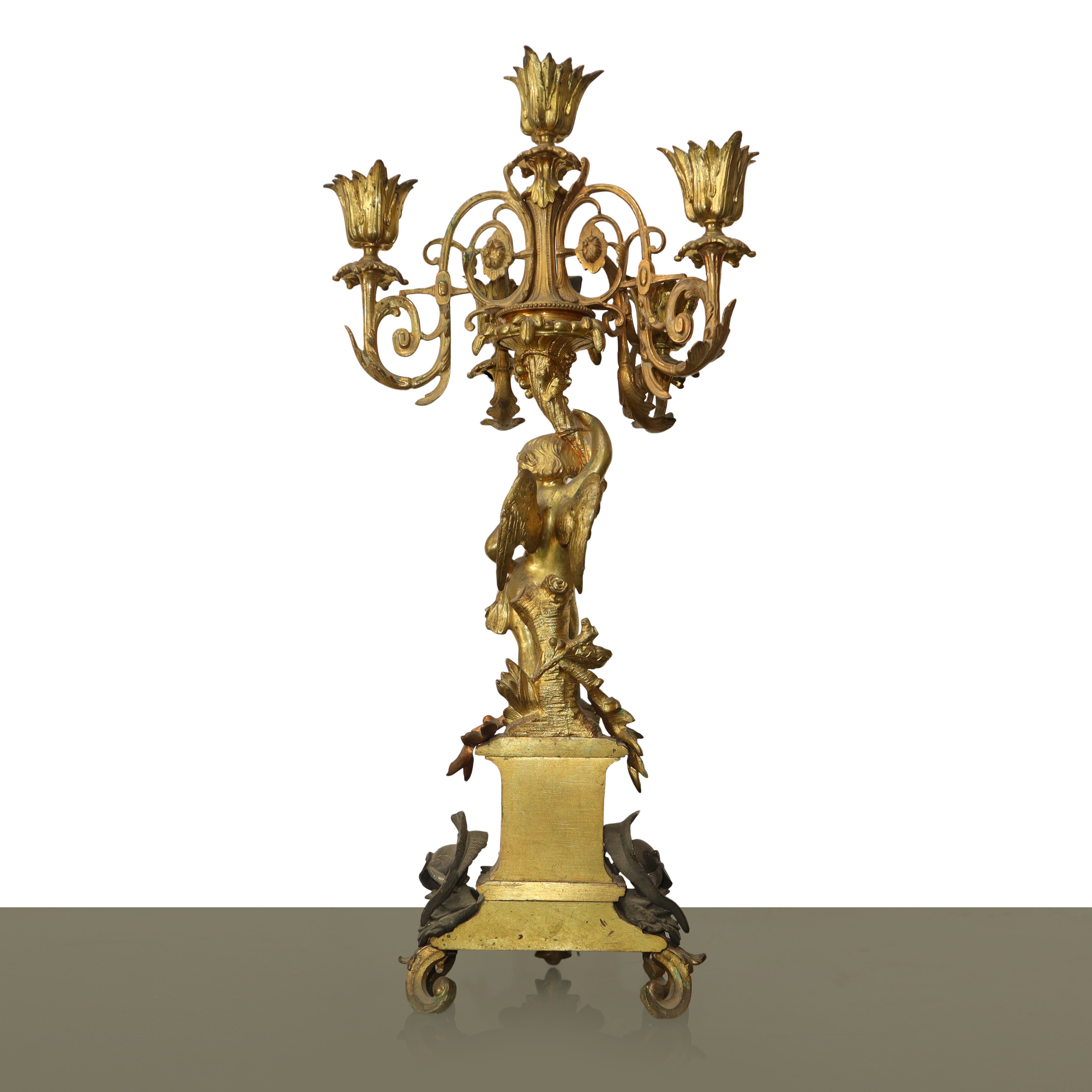 Candelabri a 5 Luci in Metallo Dorato Ad Ormulu con Base Ornata con Elmi e Putto Alato a Sostegno