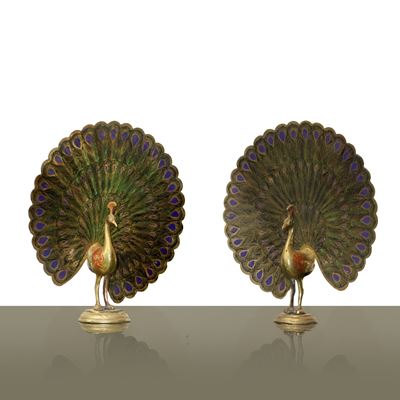 Coppia di pavoni che fanno la ruota, in ottone decorato con smalti