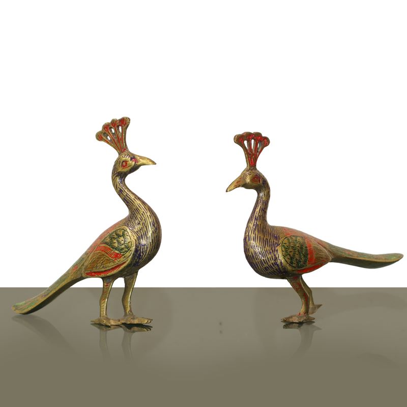 Coppia di pavoni decorati, ottone con smalti policromi