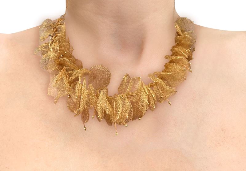 Collana in oro giallo 750 con foglie in filigrana