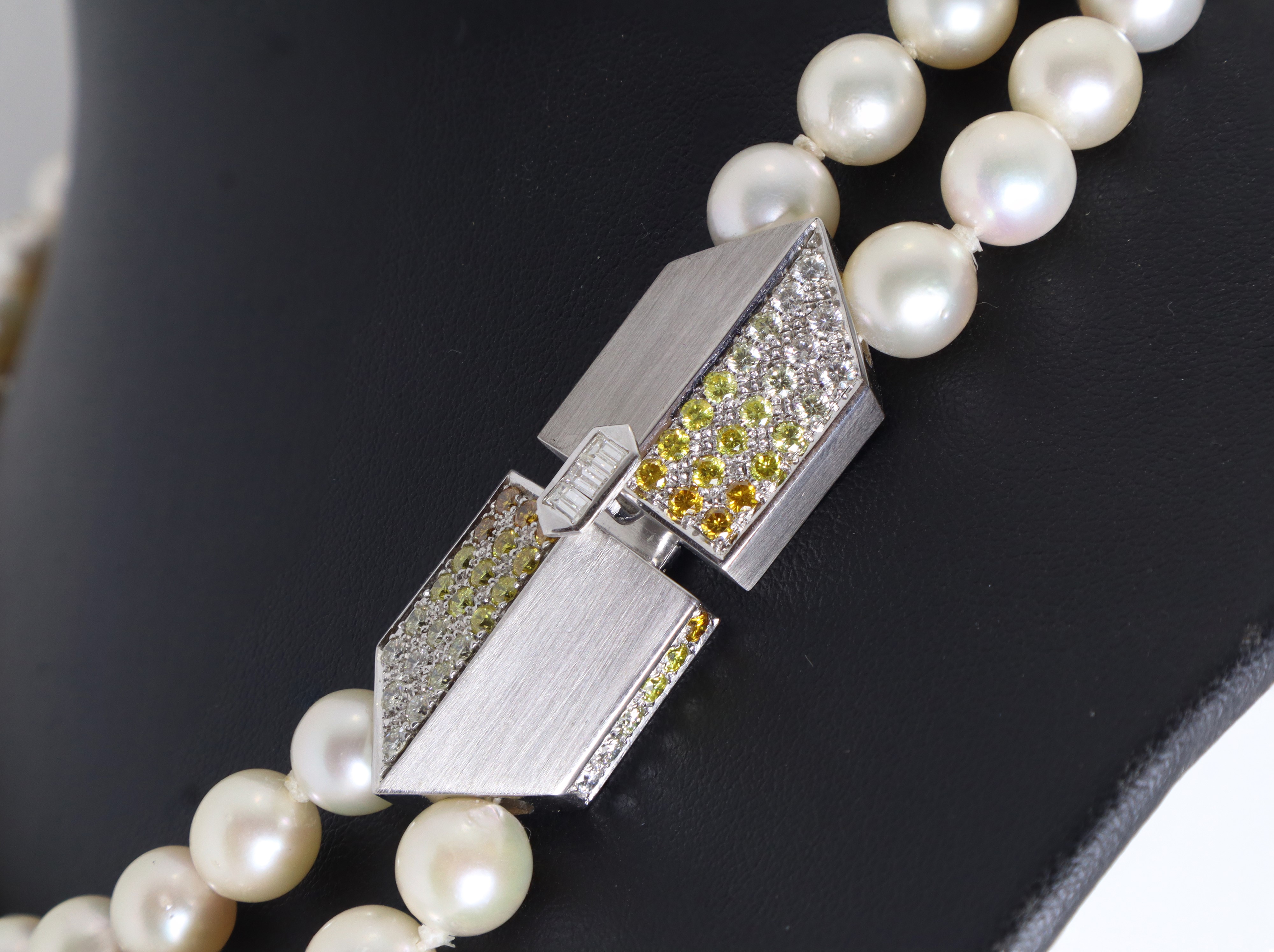 Collana a due fili di perle giapponesi con chiusura in oro bianco 750 e 55 diamanti naturaly fanc...