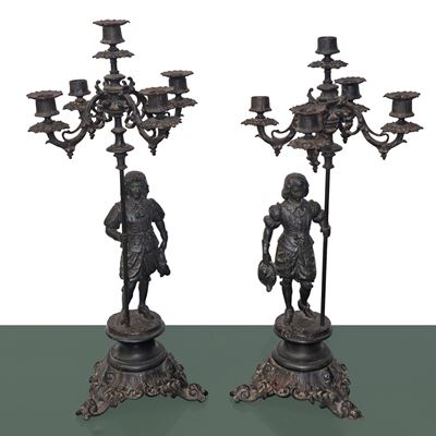 Coppia di candelabri a cinque luci con paggio reggimoccolo alla base