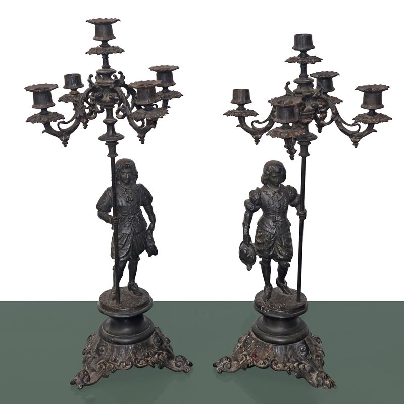 Coppia di candelabri a cinque luci con paggio reggimoccolo alla base
