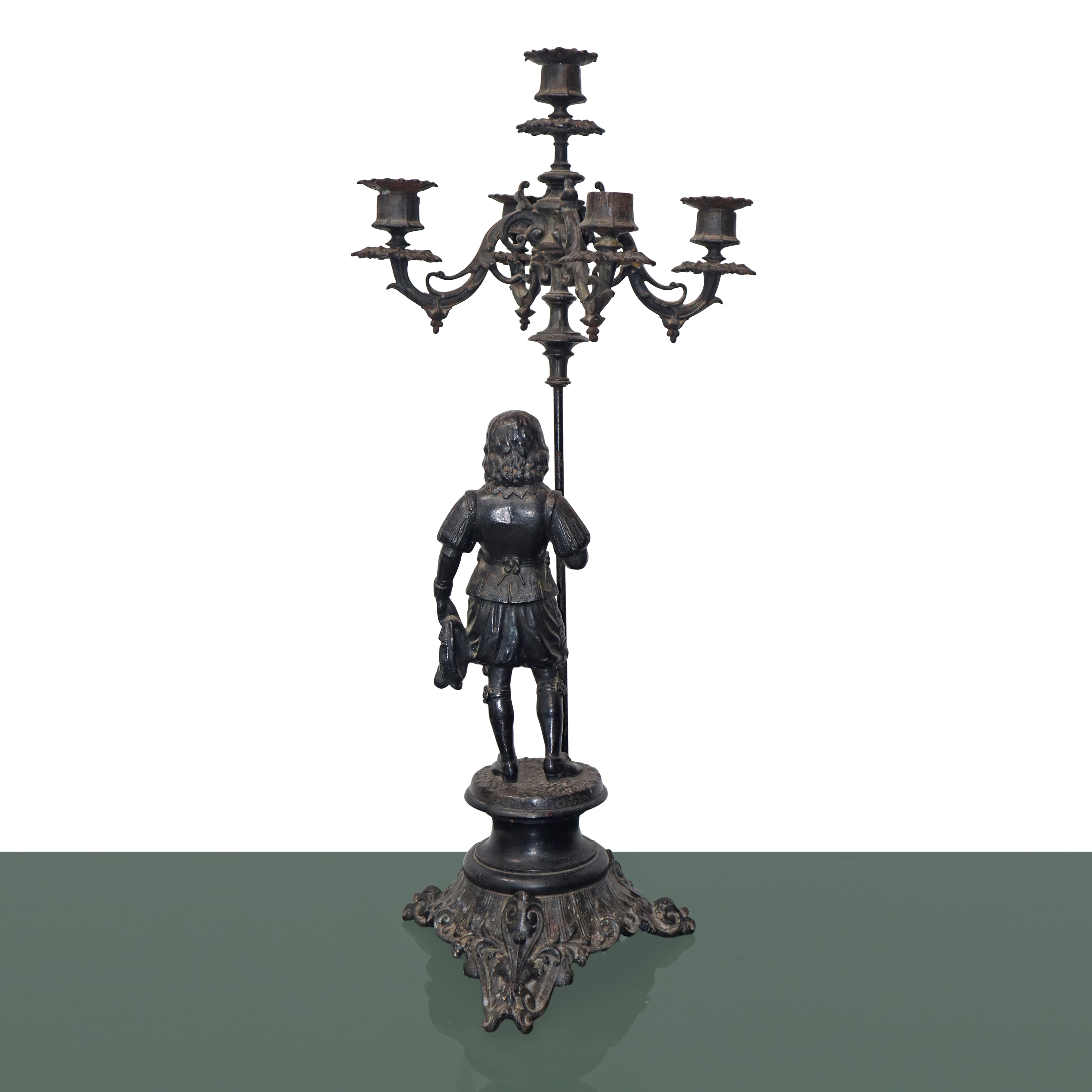Coppia di candelabri a cinque luci con paggio reggimoccolo alla base