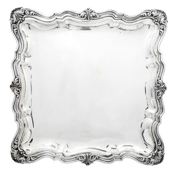 Vassoio quadrato in argento 800 con bordo smerlato e decorato