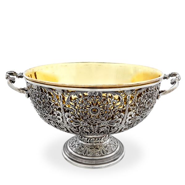 Coppa centrotavola in argento 800 riccamente decorata con motivi floreali con all'interno ciotola in argento vermeil