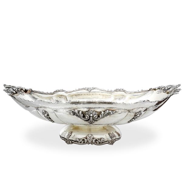 Grande ciatta centrotavola in argento 800 decorata con motivi vegetali e di frutti