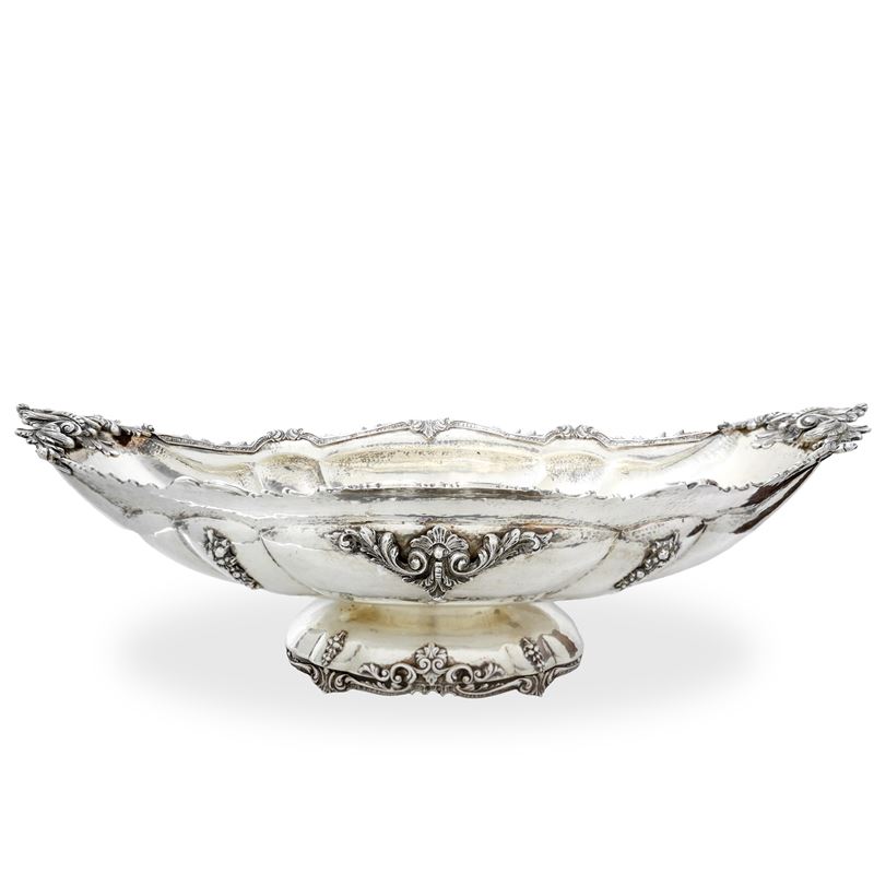 Grande ciatta centrotavola in argento 800 decorata con motivi vegetali e di frutti