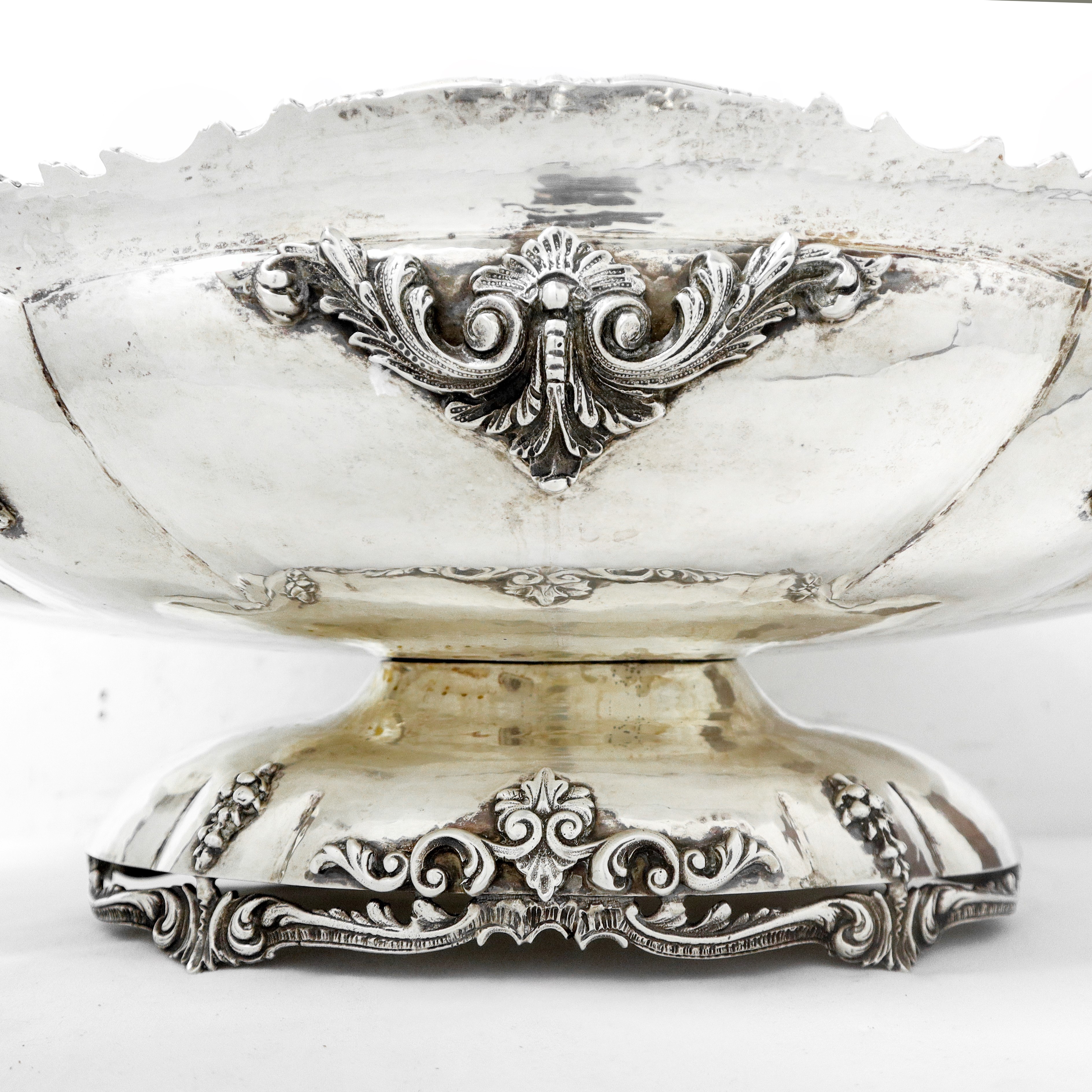 Grande ciatta centrotavola in argento 800 decorata con motivi vegetali e di frutti