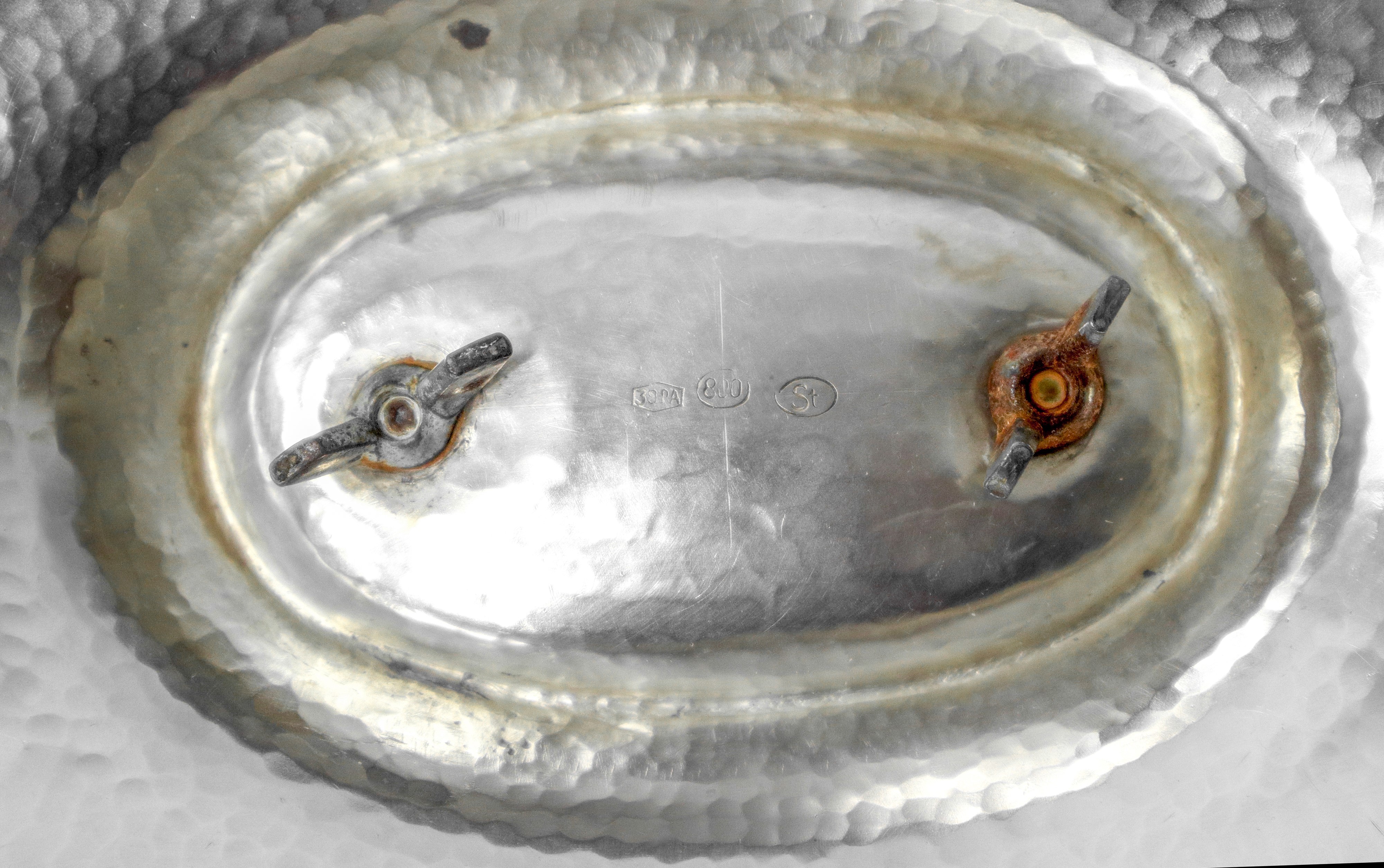 Grande ciatta centrotavola in argento 800 decorata con motivi vegetali e di frutti