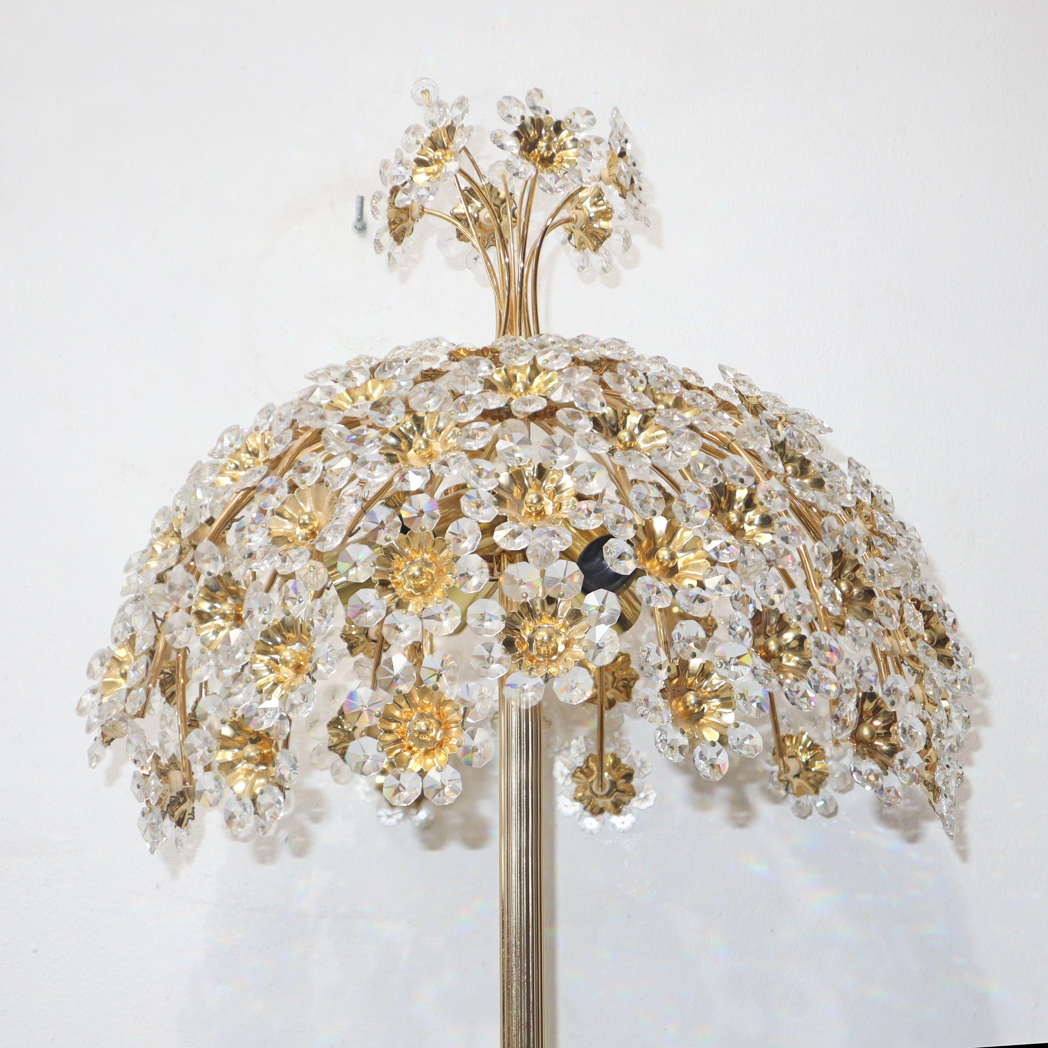 Piantana a 6 luci, metallo dorato con decori floreali in vetro, anni '60