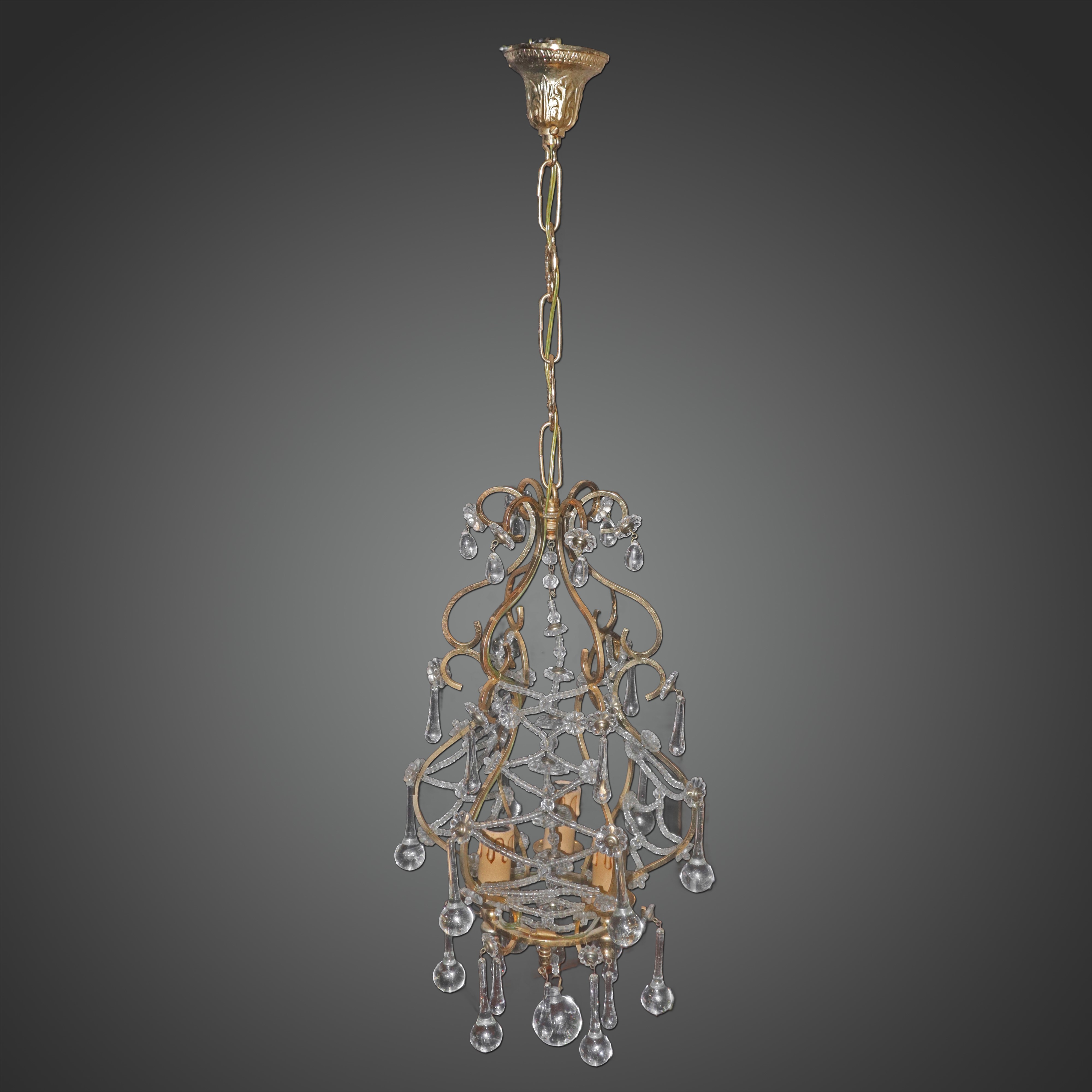 Lampadario a 3 luci in metallo dorato con gocce in vetro di Murano
