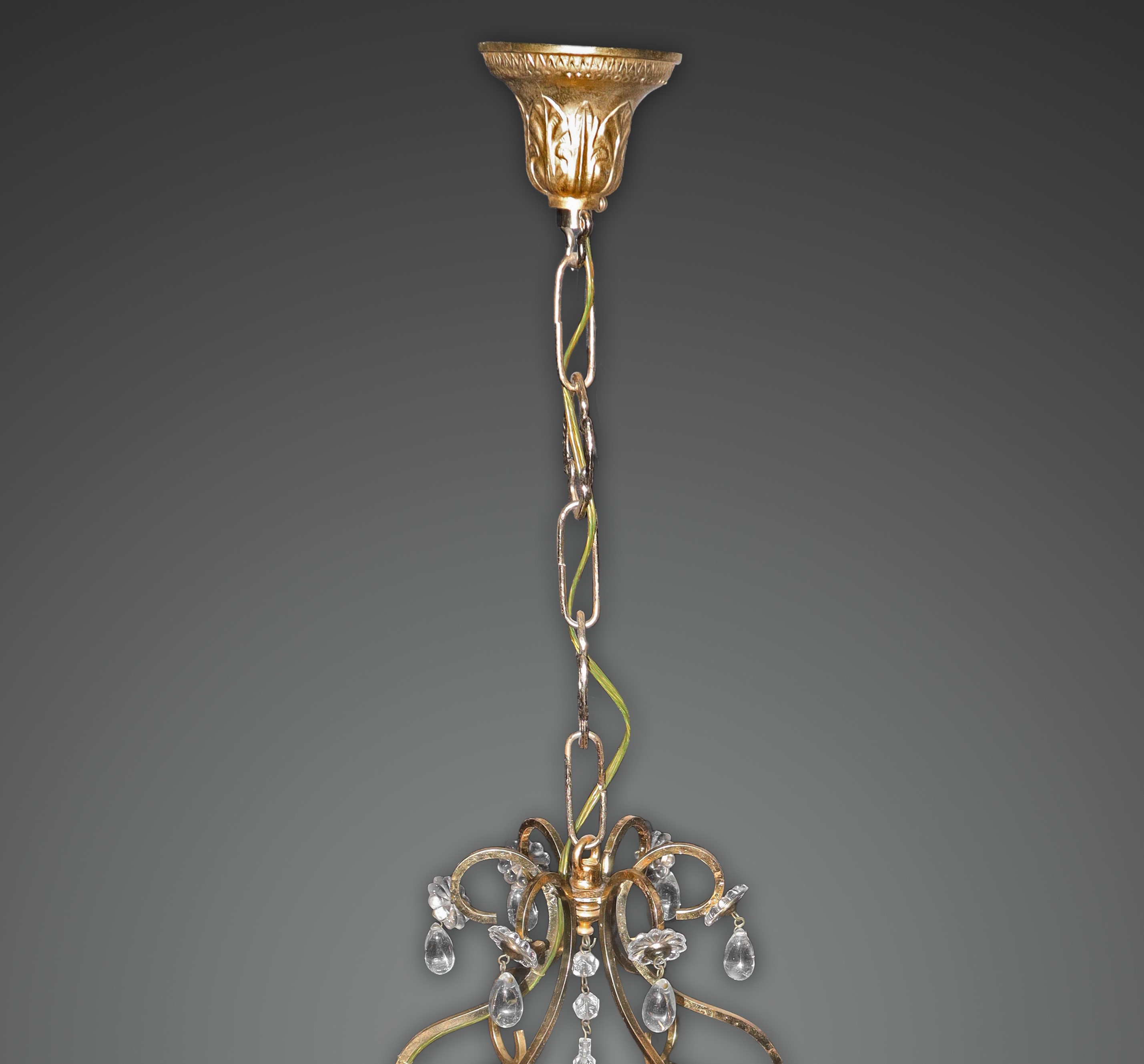 Lampadario a 3 luci in metallo dorato con gocce in vetro di Murano