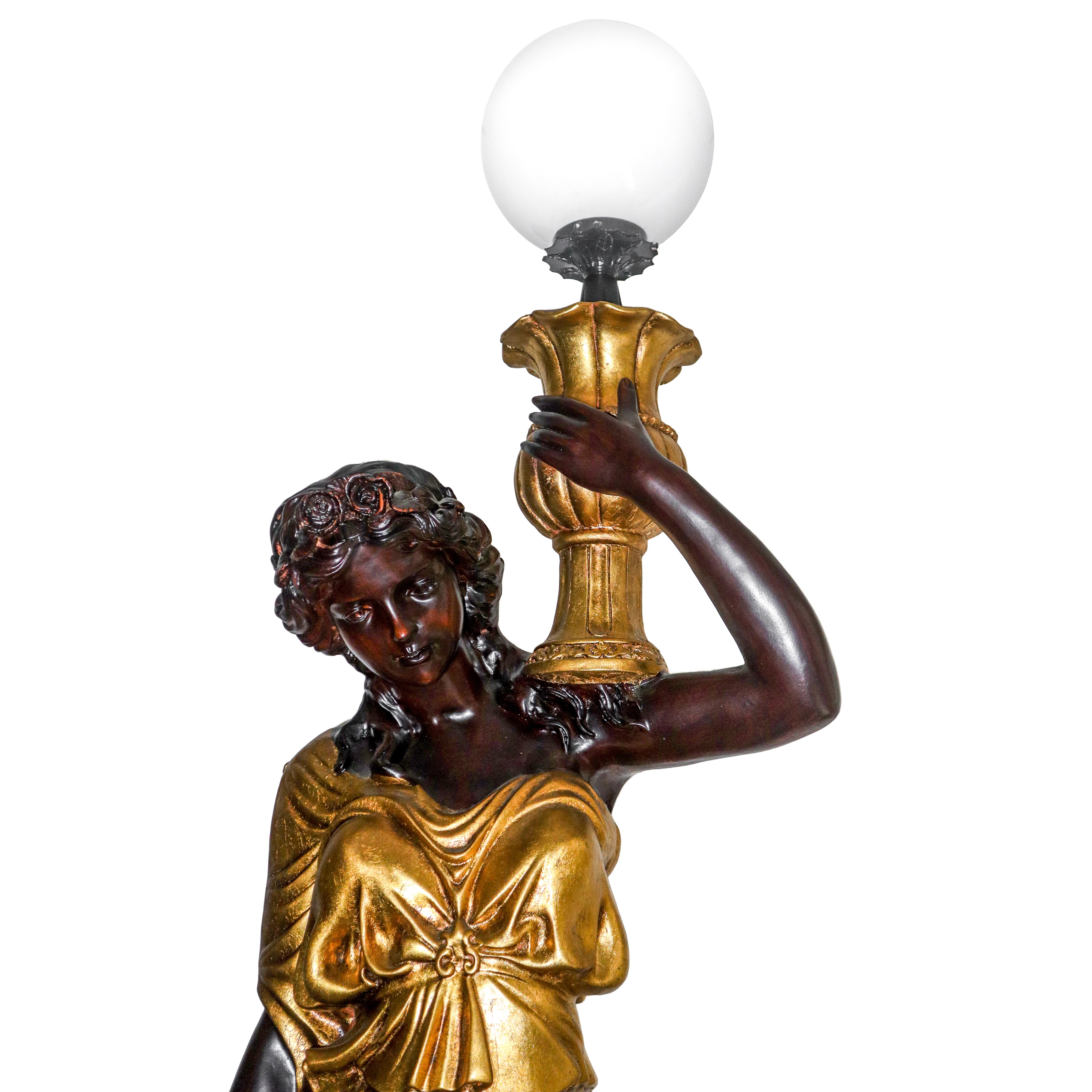 Grande Lampada da Terra in Resina a Guisa di Donna con Abiti Dorati